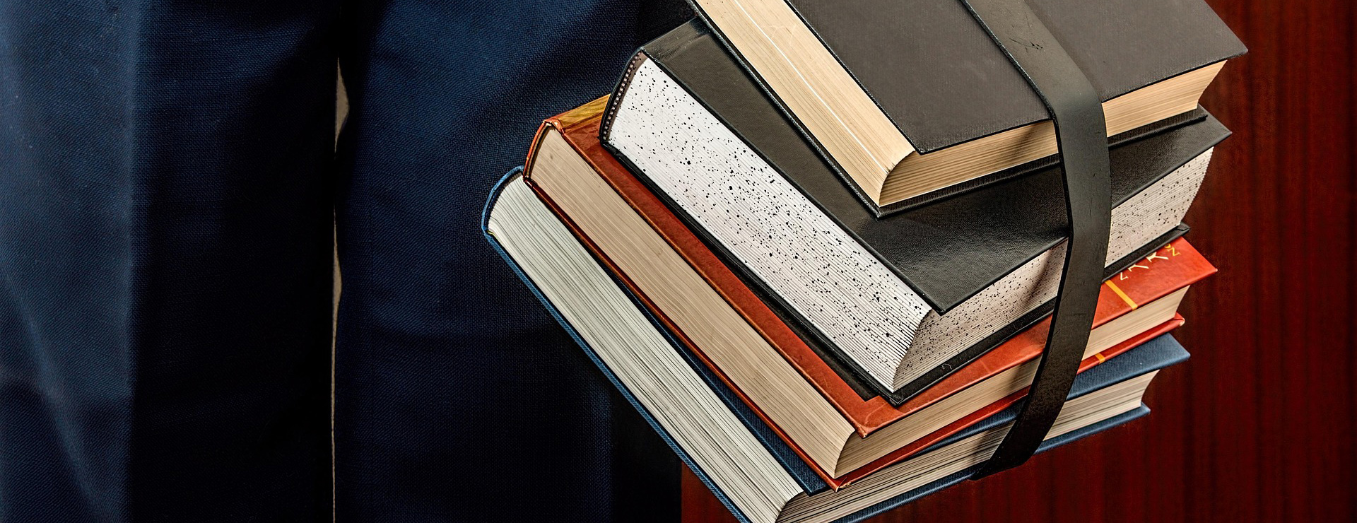 Devant -Boutique De Cadeaux books 1012088 1920